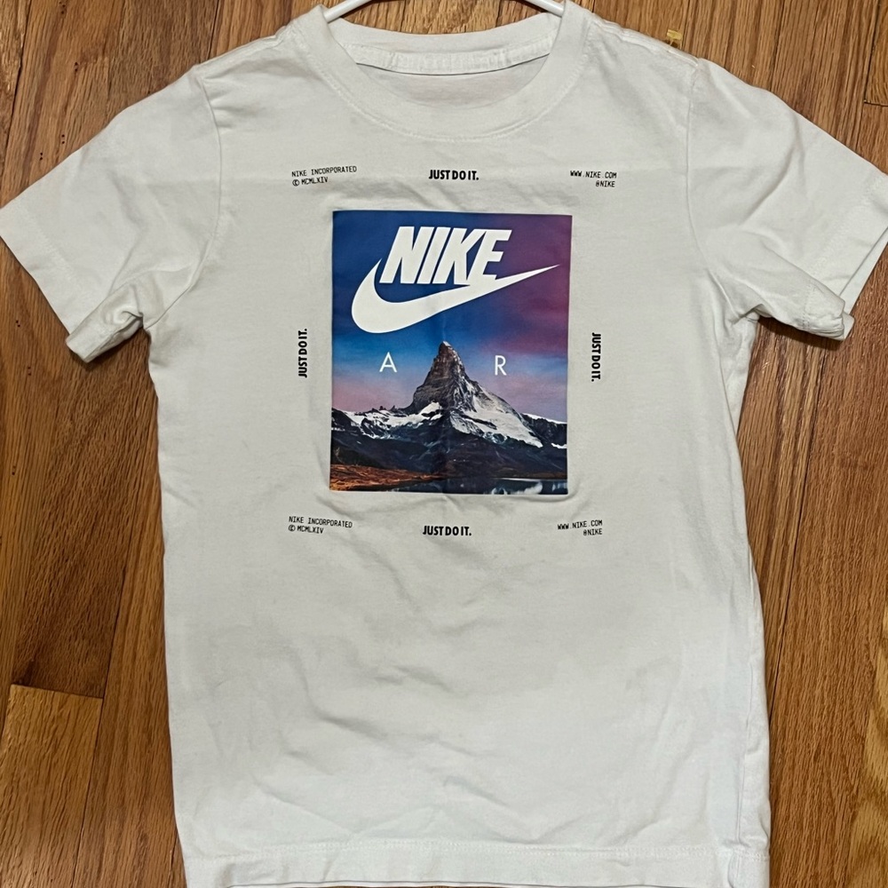 Nike tshirt kids size small, white Nike shirt